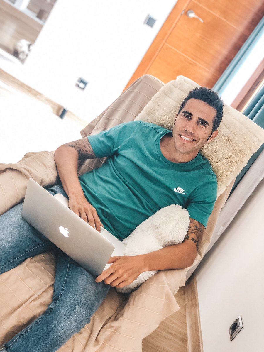 Lunes finiquitado! 🏁Completito; tareas mañaneras, entreno 🏋️‍♀️, trabajo en casita 🏠 en compañía de la Famili gatuna 🐱 🐱 🐱 🐱, entreno con los chico@s. Y ahora sabéis que toca ? Nutrir la mente 📖 que se nos olvide!! 🥗 🧠. Buenísimas noches!

#trabajandosinjefes #mallorca