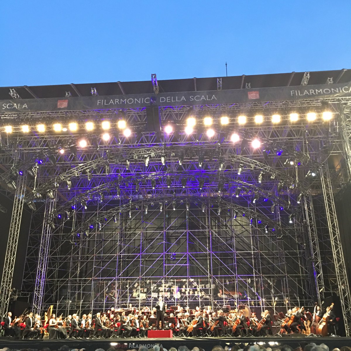 french_makers's tweet photo. Hier soir, la Philharmonie de la Scala jouait sur la place du Dôme. Un rendez-vous magique pour tous les milanais. Parmi ces musiciens d’excellence, un jeune français qui sera très bientôt mon invité sur https://t.co/NEoNYNGgBS #staytuned #concertopermilano https://t.co/A1xap5DHwb