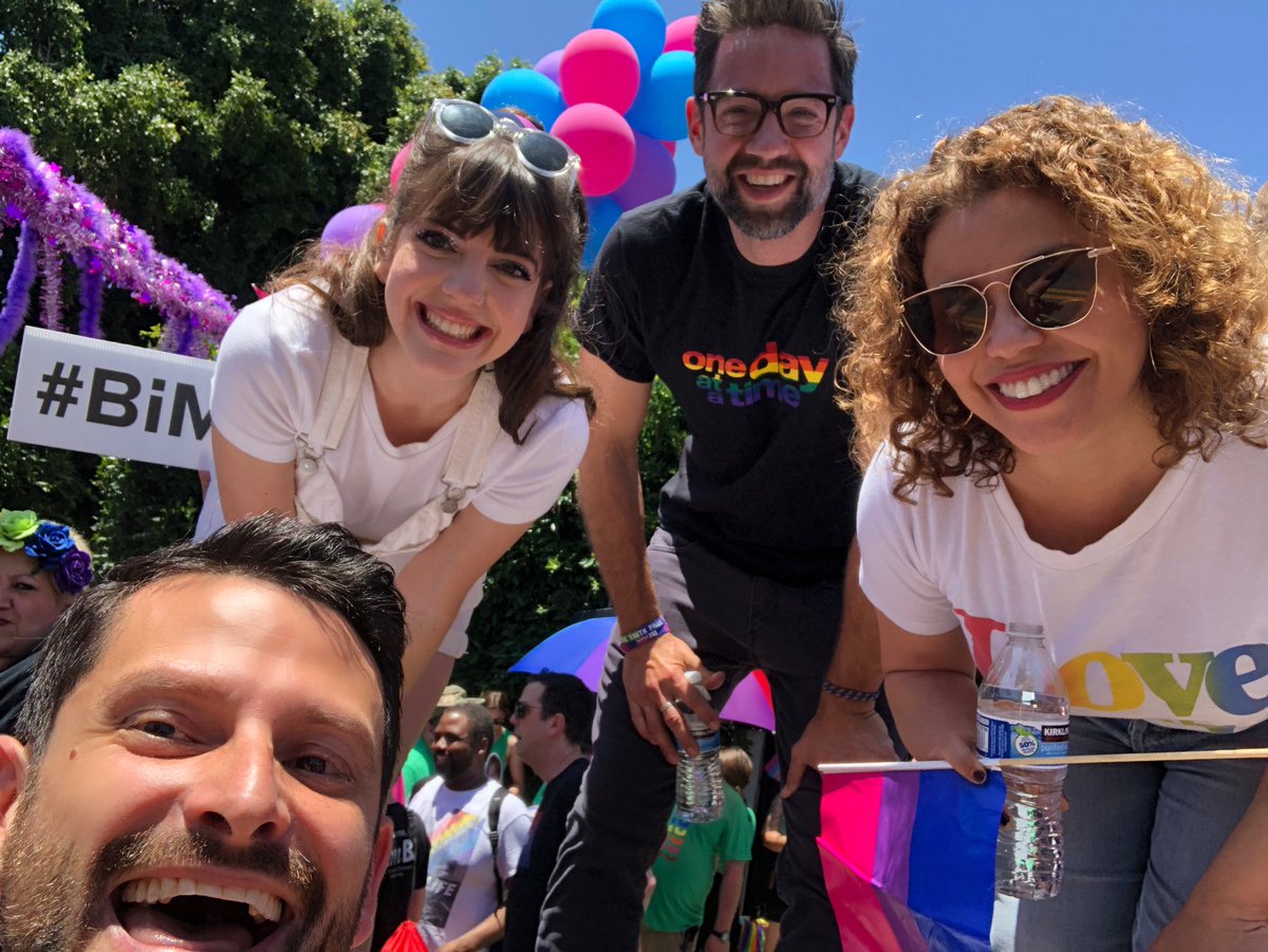 sweettelena's tweet photo. cast de one day at a time na parada lgbt em LA, é esse o tweet https://t.co/mmOTxPuPnO
