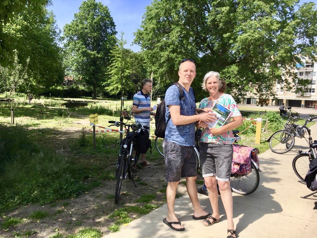 NatuurhusAlmelo's tweet photo. Het is heerlijk vertoeven in het Doepark, vooral nu de wilde bloemen volop bloeien. En de vrijwilligers zijn weer hard aan het werk. #doepark #awtd https://t.co/TNYAufUgOs