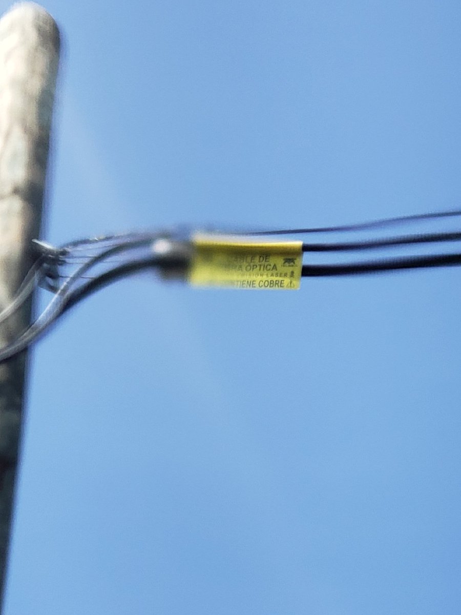 Me dicen que no hay fibra optica en mi zona.. y estos postes a menos de 80mts de la casa??? No creo estarlos imaginando. De vdd le pido su ayuda <a href="/hectorslimseade/">Hector Slim Seade</a> <a href="/Telmex/">Teléfonos de México</a> <a href="/TELMEXSoluciona/">Telmex Soluciona</a>