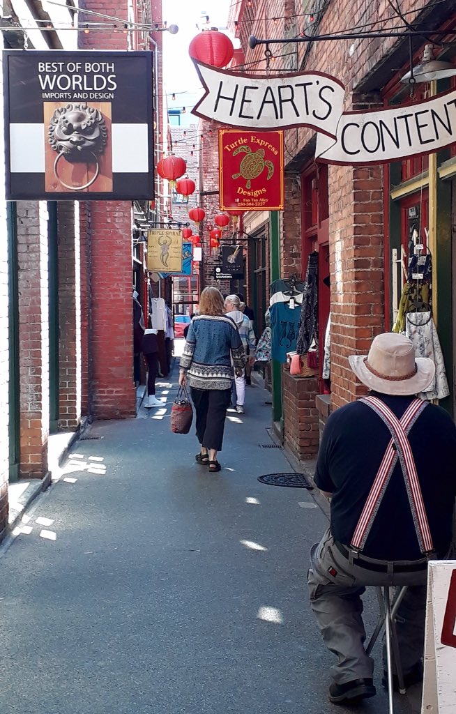 Shopping in #VictoriaBC #ChinaTown #FanTanAlley 
@victoriavisitor @VibrantVictoria @CityOfVictoria 
#ExploreVictoria #ExploreBC #OurBC #YYJ