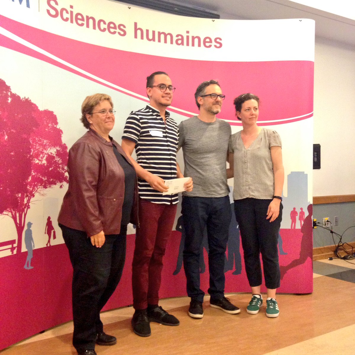 .<a href="/sophielaberge/">sophielaberge</a> et <a href="/faleirosandre/">André Faleiros</a> remettent la Bourse Silveira-Faleiros à Daniel Jair Gonzales Ortiz, du bac en #sexologie #100millionsUQAM #BoursesUQAM