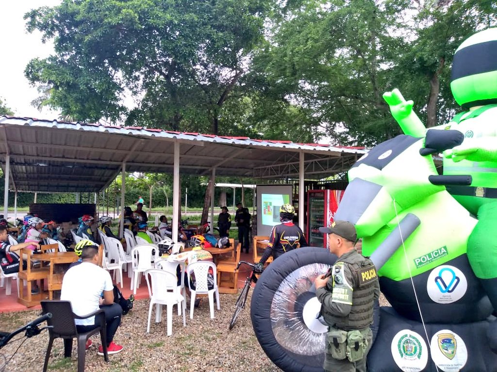 PoliciaArauca's tweet photo. Compartimos una jornada de prevención vial con los ciclistas en la capital araucana. @TransitoPolicia Red de #ParticipaciónCívica https://t.co/B73v0CVRIN