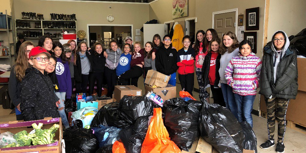 mustardseedcan's tweet photo. Shout out to Grade 6 and 7 students in Cold Lake Middle School for donating urgently needed items such as clothes and books for those experiencing homelessness! #endhomelessness #reducepoverty #kidscare #studentsgiveback #studentpower https://t.co/0WiLzfXu3U