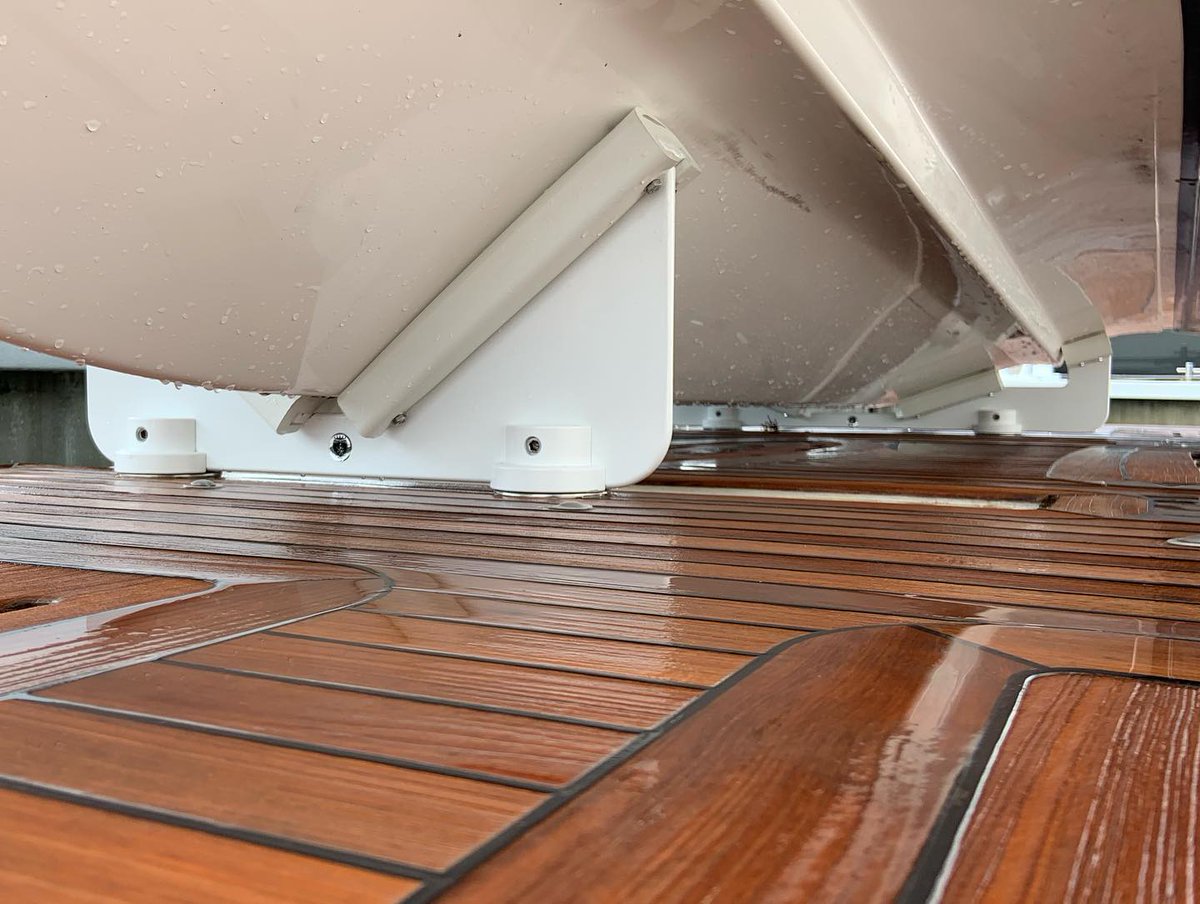 #WalkerBay Generation 400 #Yachttender on a L650 #SeaRay #Yacht. Thanks to our dealer Inflatable Boats of Florida and to Chock Masters for the professional installation. Find more info on the Generation 400DLX at: bit.ly/2KnLXEs