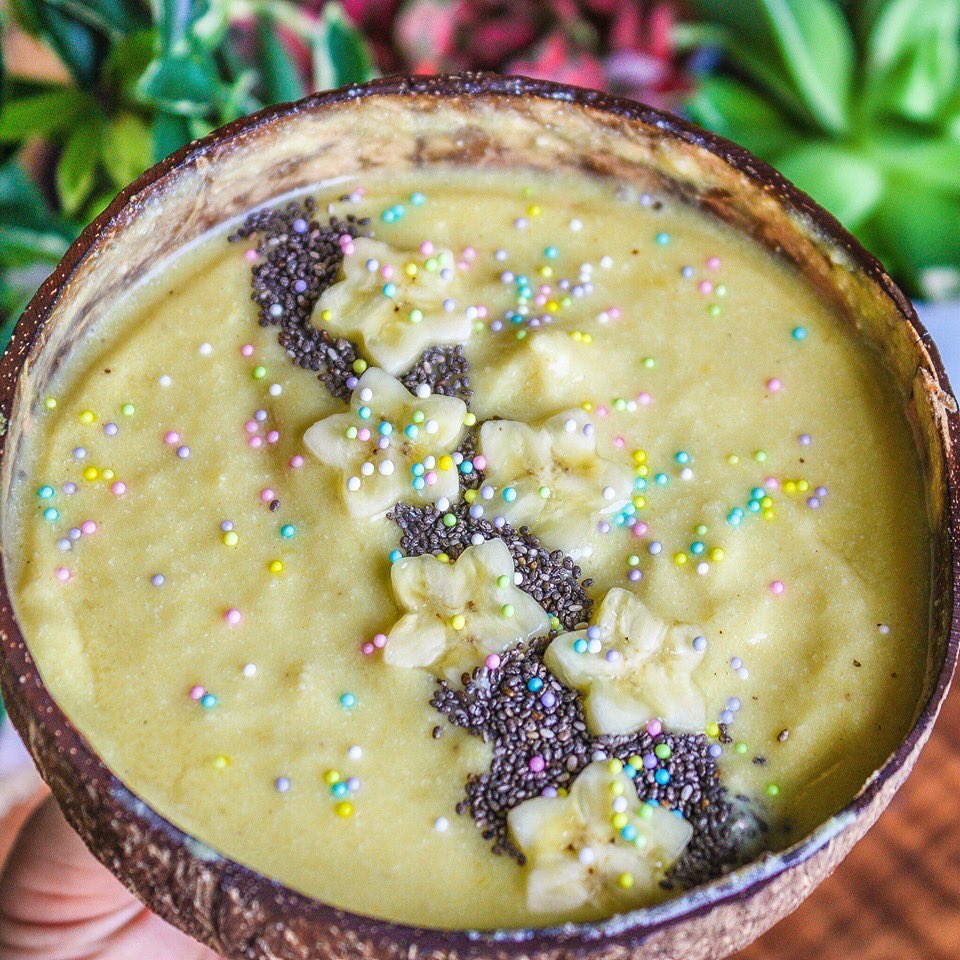 AmyBrianNatural's tweet photo. I got a bowl, got a bowl full of sunshine! ☀️ 
Sunshine Smoothie Bowl Recipe: 
1/2 frozen banana, 1/2 frozen orange, 1/2 cup frozen cauliflower, 1 scoop turmeric , 1 tbsp vanilla protein powder, fill 1/2 way up with our coconut water. Blend! @eat_real_live_fully

#coconut https://t.co/yMDrxwqu6W