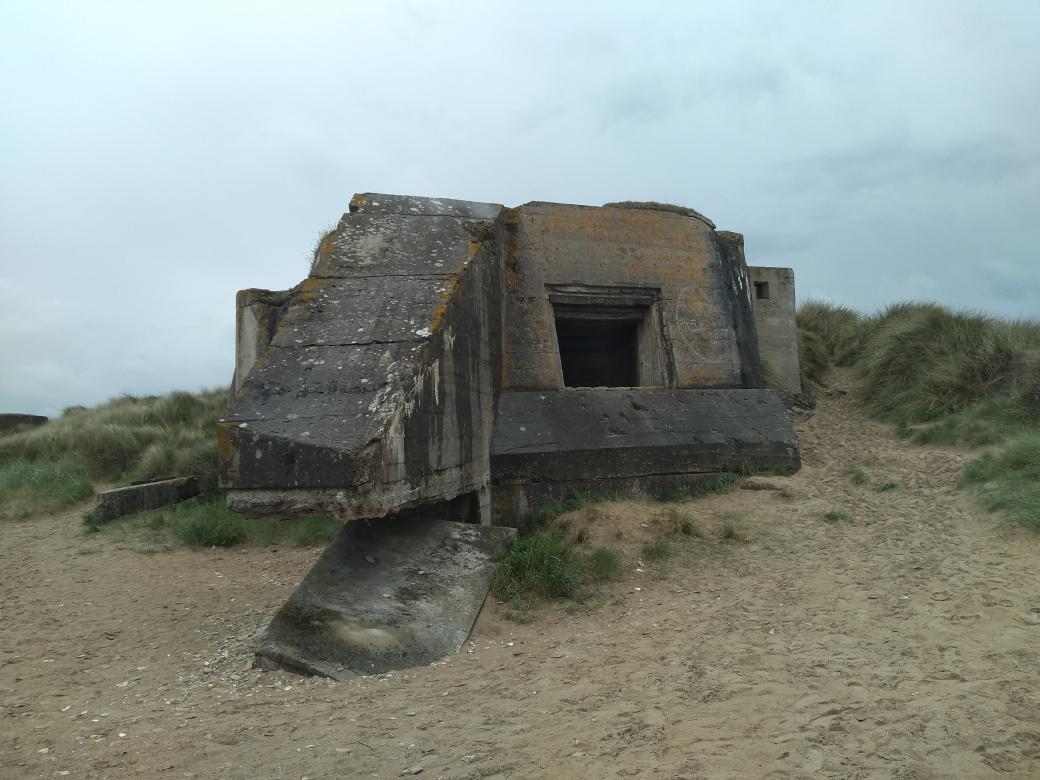 WarwalkerUpdate's tweet image. Widerstandsnest 7, Utah Beach, guarded the planned landing zone for the 4th US Infantry Division on 6th June 1944 - strong currents pushed the eventual American landings further to the south: an artillery casemate and Tobruk weapons pit