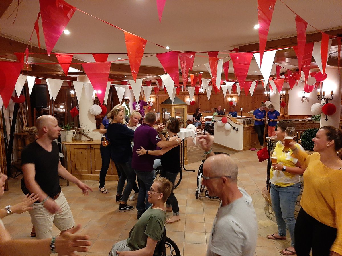 Handbiketeams <a href="/helioheroes/">HelioHeroes</a> <a href="/teamcapital020/">Handbiketeam Capital</a> winnen de maandagavond met dans, zang en toneel! Met @wxmF