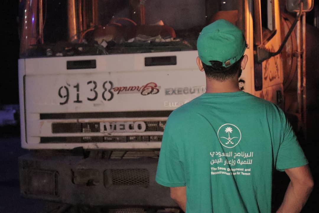 AdenAzooz's tweet photo. فرق البرنامج السعودي تشفط مياة الامطار من شوارع مدينة عدن ، وتعيد تاهيلها من جديد
#عدن_تستغيث
#السعودية_تستجيب https://t.co/zJPENi7UMm