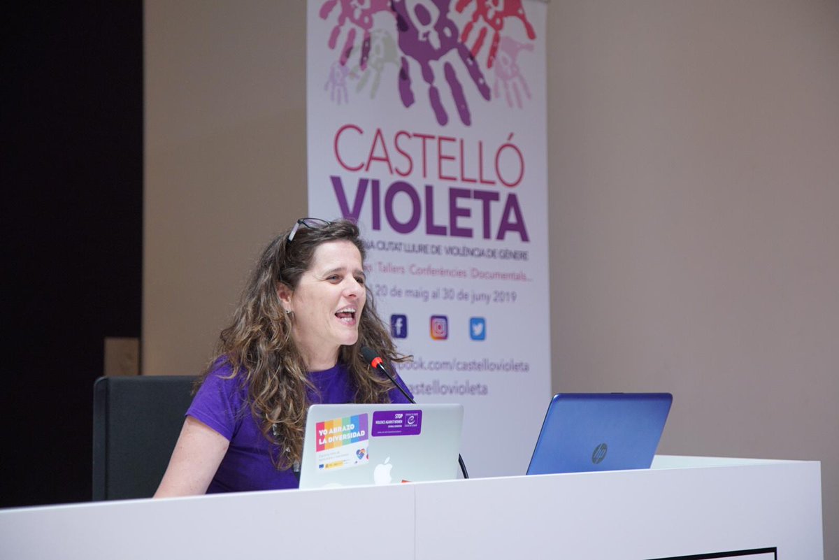 CastelloVioleta's tweet photo. Gracias al público asistente que hoy ha vuelto a llenar el salón del #Menador ...y mil gracias @KikaFumero por tu interesante conferencia de esta tarde! #Castellónvioleta #Castelló 

fotos de @leticiamoratena https://t.co/M6HfboDfuv