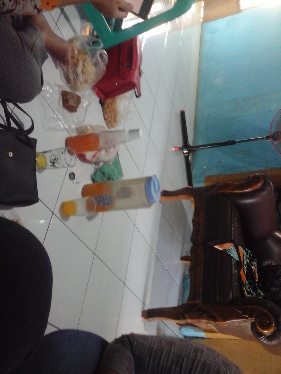 masuk kerja lagi tp kerjaan nya gini malah makan2 di rumah mbos