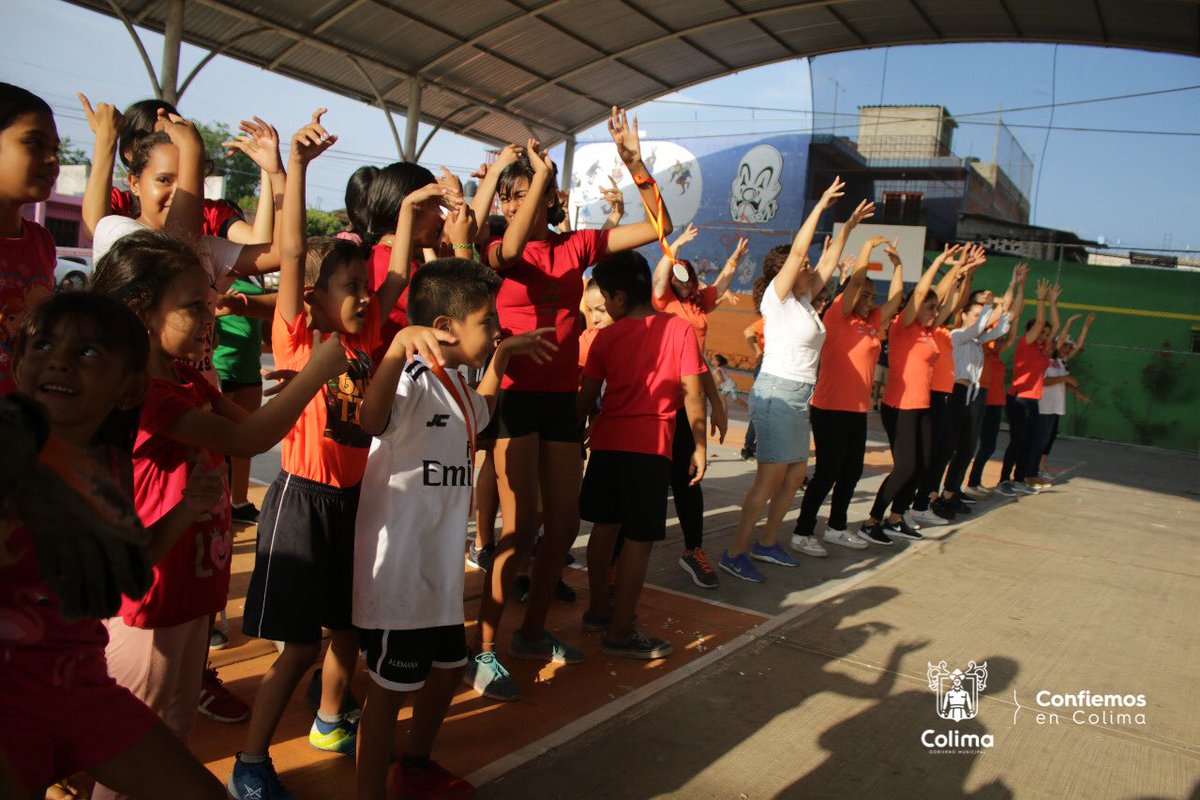 ColimaMunicipio's tweet photo. Gracias al trabajo coordinado con los ciudadanos, logramos rehabilitar la cancha de la colonia Albarrada II, a través del programa Rescate de Espacios por una Comunidad Sana. En ese lugar, las familias podrán realizar actividades deportivas y de sana convivencia. #ColimaNatural https://t.co/dQTWJp5b5F
