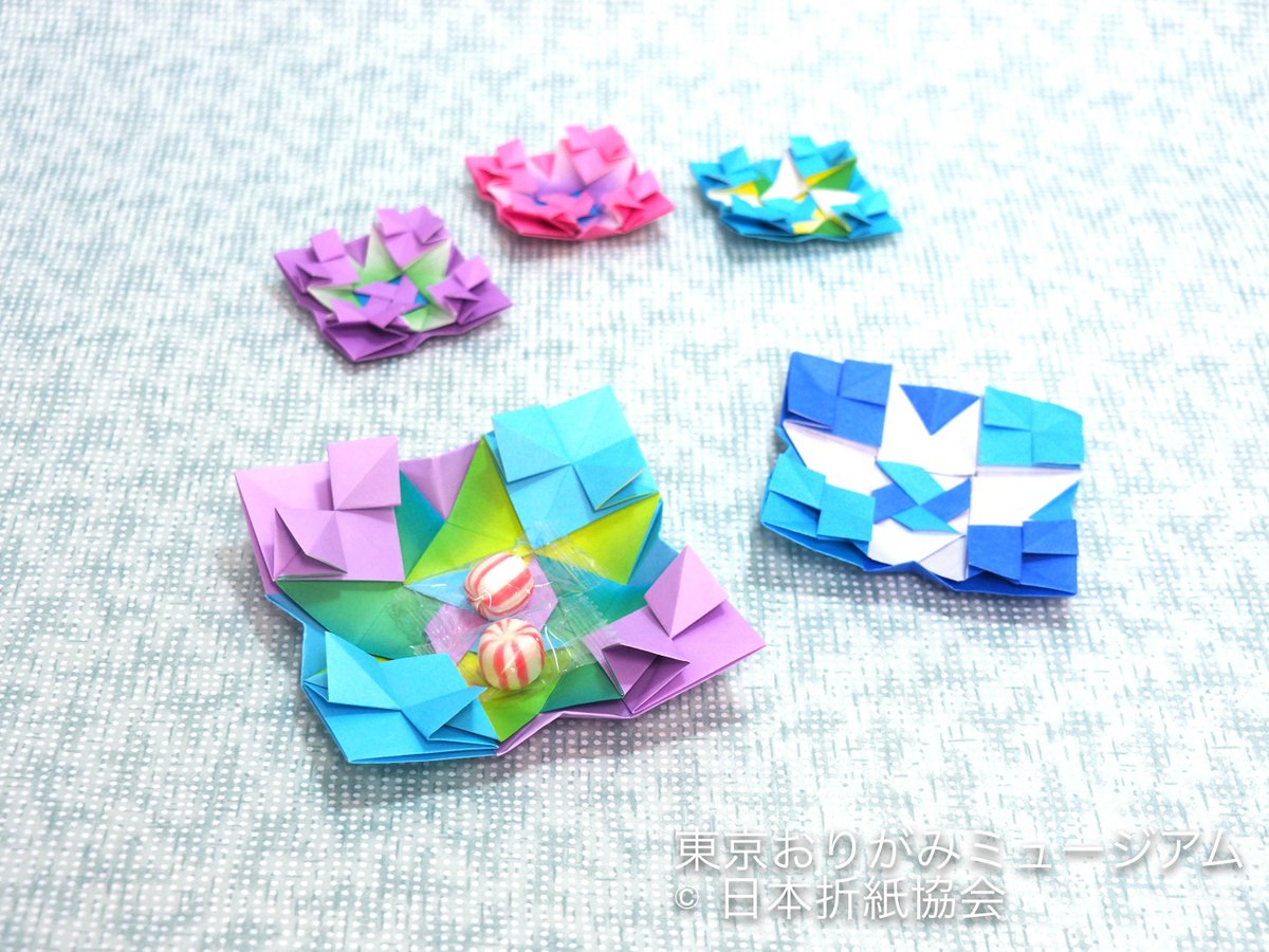 東京おりがみミュージアム あじさいのお皿 住田 則子 平面のままで飾ってもきれいだなと思いましたが 最後に折りすじをつけたら器になるかなと思いました 指ではじいて回して遊ぶこともできます 作者