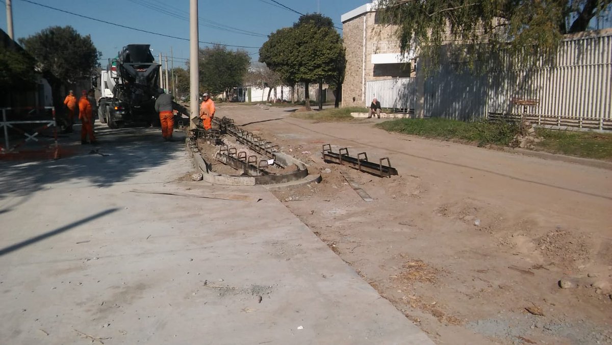 miri_c39's tweet photo. Sigue la pavimentación de la Calle Rancagua. Hermosa está quedando. Gracias a todos lo que hicieron posible el cumplimiento de este sueño. @MuniCba @ramonjmestre. https://t.co/a0axt0rr7y