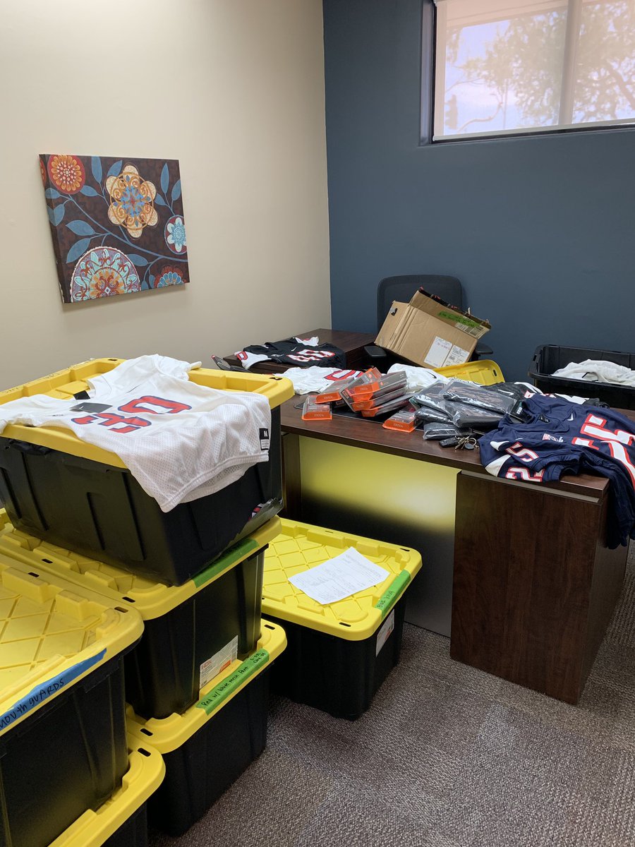 ABCFAMexico's tweet photo. Gracias @CoachAI y @usafootball por la donacion, esto va ayudar muchos niños y las damas de la ligas del estado de Coahuila! Agradecido con todo el apoyo en crecer el deporte !!! Vamos por todo!! #afaec #amfai #lifal #cobain #usafootball #fmfa https://t.co/xsZNaKrQcl