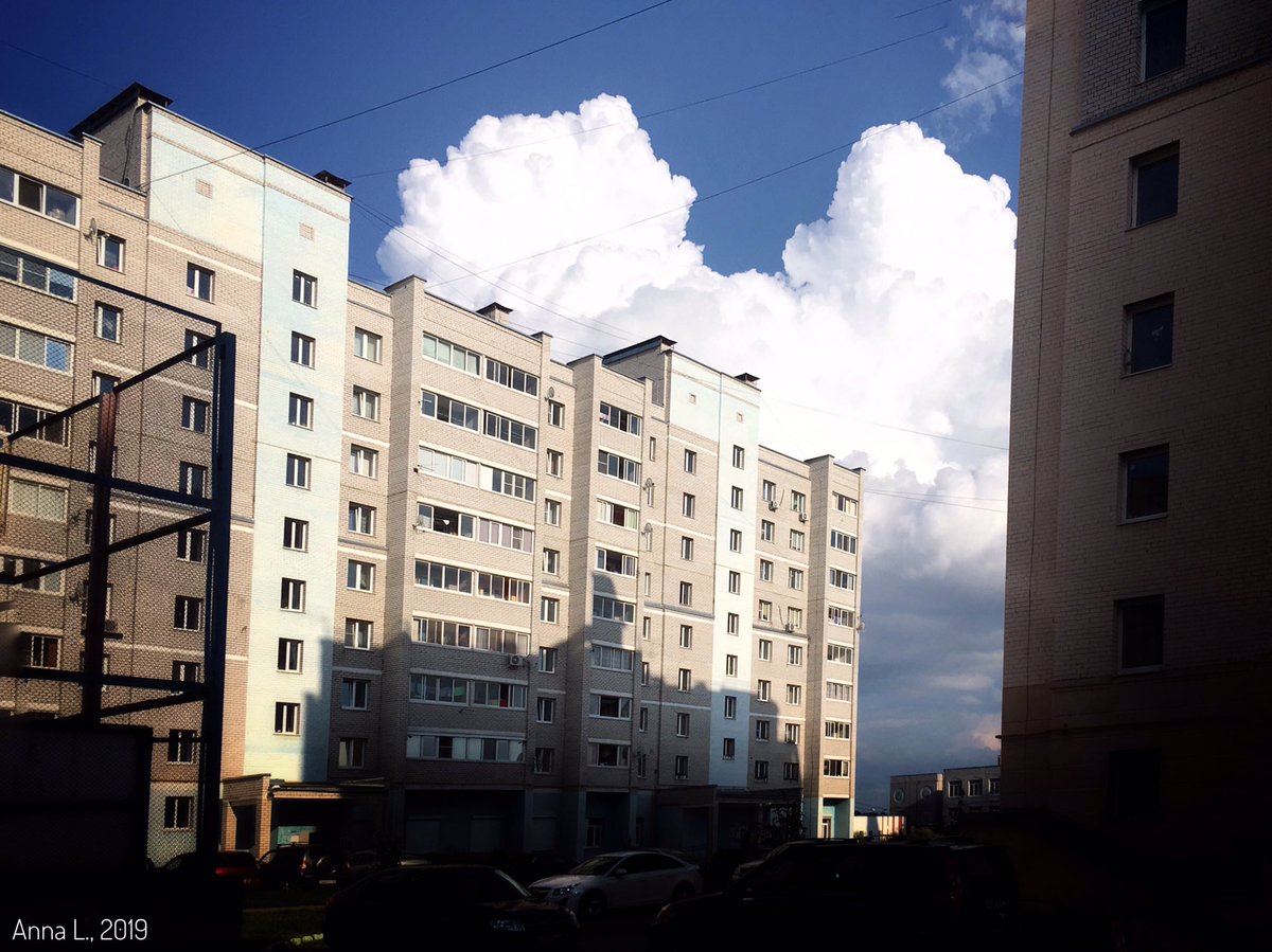 A_neuf's tweet photo. Облако хочет затоптать девятиэтажку.

#небо #облако #фото https://t.co/i0dvKM71qC
