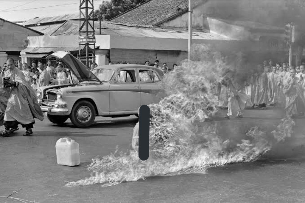 阿乱隅氏 در توییتر 1963年の今日 ベトナム サイゴン市で僧侶が当時の南ベトナム大統領ゴ ディン ジエムの仏教弾圧に抗議して焼身自殺 この時大統領の弟 秘密警察長官 の妻マダム ヌーはこれを 人間バーベキュー と言いそれこそ大炎上しました 僧侶は文字通り 阿乱隅氏 در توییتر 1963年の今日 ベトナム サイゴン市で僧侶が当時の南ベトナム大統領ゴ ディン ジエムの仏教弾圧に抗議して焼身自殺 この時大統領の弟 秘密警察長官 の妻マダム ヌーはこれを 人間バーベキュー と言いそれこそ大炎上しました 僧侶は文字通り