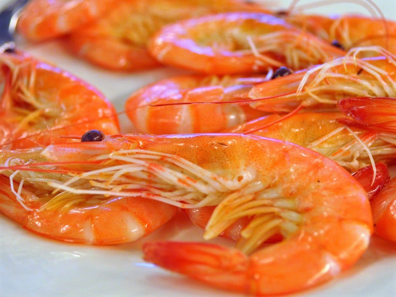 在り峰よし 茹でた海老の殻を剥きながら醤油だれで 香港 名物の白灼蝦と呼ばれる茹で海老を殻を剥きつつたれに付けて頂く 広東料理の一つ白灼蝦は海老を茹でるだけのシンプル海老料理である 茹で海老 白灼蝦 海老料理 広東料理 香港名物