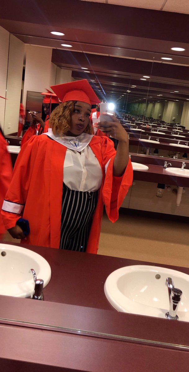 Shenea726's tweet photo. Graduated w/ a 4.0 cumulative G.P.A.
Rank #4/125 students.
High Honor Roll since Freshman year.
Accumulated over 200K in Scholarship 💰
174.5hrs of Community Service 🤪
National Honors Society Member 🤪
Founding Captain of the Majorette Team💃🏽
#Fiskite💛💙
#2k19Grad https://t.co/HraQ9bAyQS