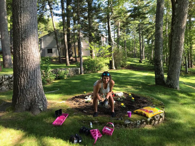 Planting my flowers https://t.co/wI9wsPRQie