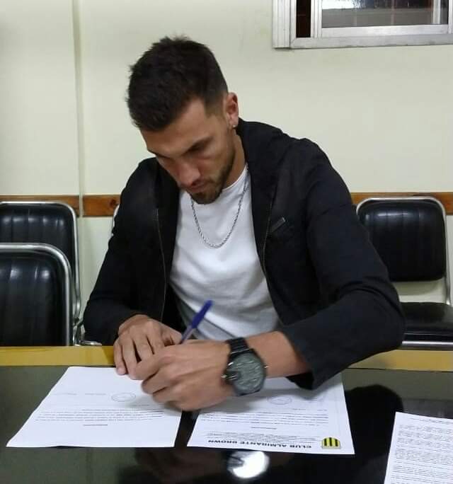 gerrobaina's tweet image. Almirante sigue sumando refuerzos! El ex defensor de Dep. Riestra, Leonel Gigli, firmó su contrato y se transformó en el cuarto refuerzo de la Fragata! #AlmiranteBrown #PrimeraB