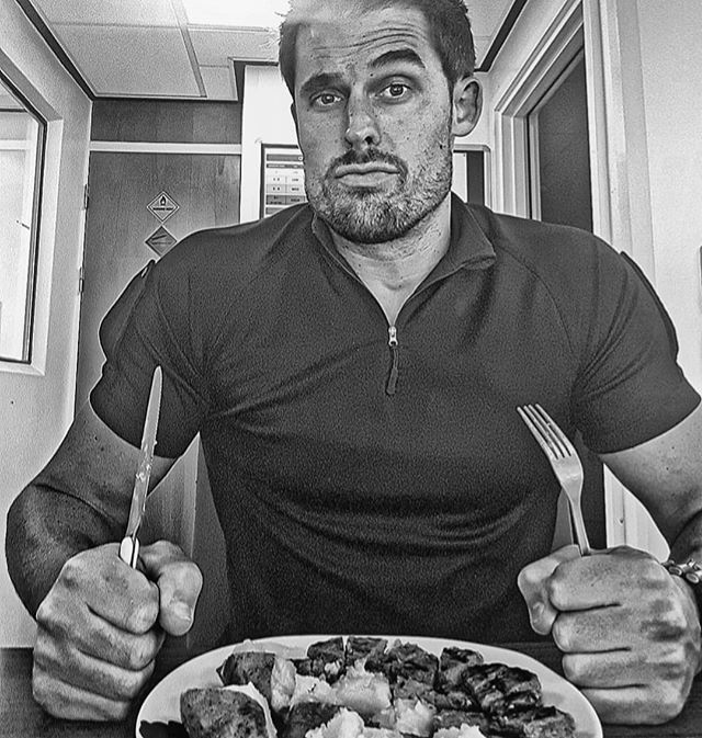 BigKop11's tweet photo. People say that I eat alot, well they are almost correct. I actually eat ALL THE TIME‼💯💯💯💪" MIDNIGHT GAINS" .
.
#largerthanlife #ltlapparel #eatbigtogetbig #nightshift #mealplan #eating #food #gains #foodie #foodpics #healthylifestyle #myjourney … https://t.co/QECJjTrKXH https://t.co/SOEij1Q69y