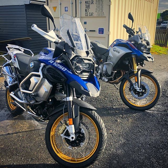 BRM_Mag's tweet photo. Sorry to see these go! BMW certainly make great adventure bikes, whether they’re running a flat twin or parallel twin. 
Pretty big to get in the back of the BRM van though...! #adventureready #strongramp #bmwmotorradnz #bmwmotorcycle #bmwgs #bikesofinsta… https://t.co/XiuXS7N4hQ https://t.co/K3mXrJLfCx