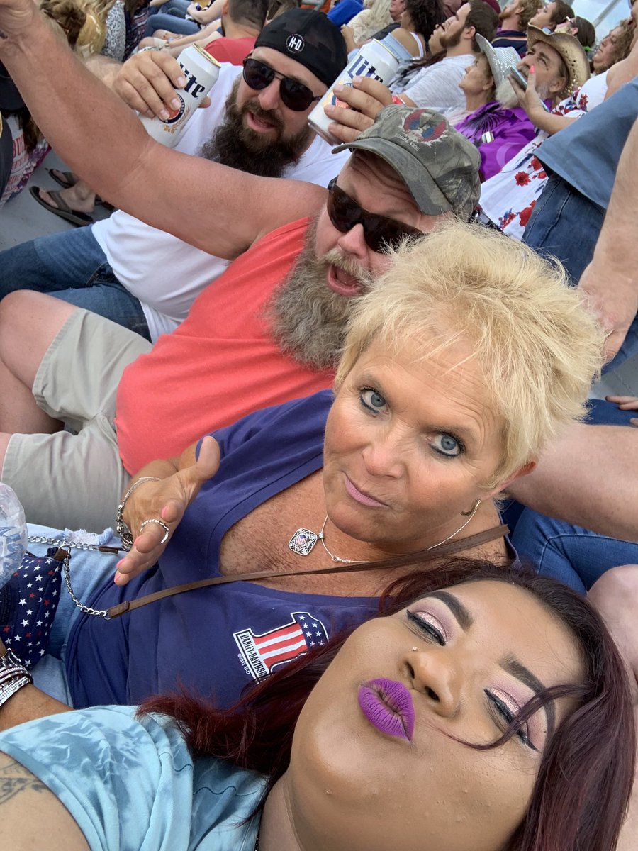 Velez1284's tweet photo. When u drive to Ohio from Pennsylvania to see the king of country @GeorgeStrait  and ur uncle @blakeshelton  even though they cancel my hotel when I was an hour away from it all the headache from the trip was worth it making memories #kingofcountrymusic #BUCKETLIST https://t.co/65Q8nJnHuu