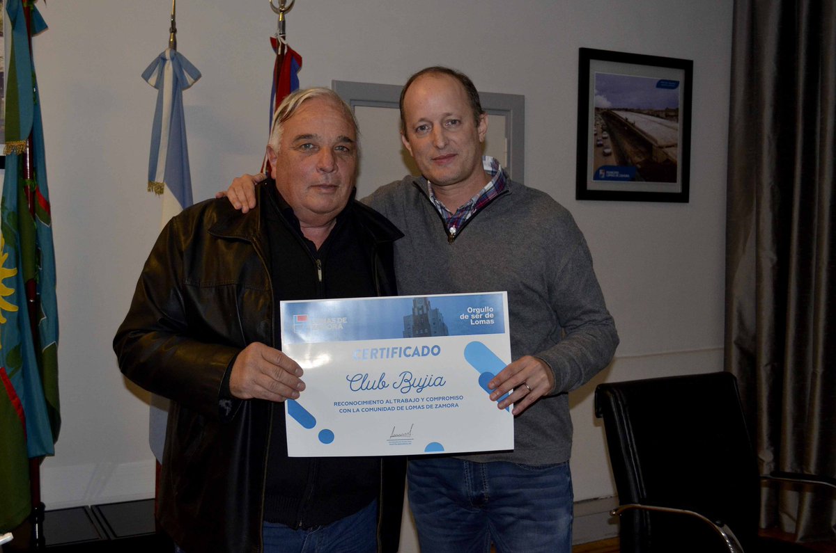 minsaurralde's tweet photo. Entregamos subsidios a clubes de barrio del @MunicipioLdeZ. Nuestro compromiso es ayudar a las instituciones deportivas para que puedan continuar sus actividades ante la crisis económica. https://t.co/DDoMcJ1U33