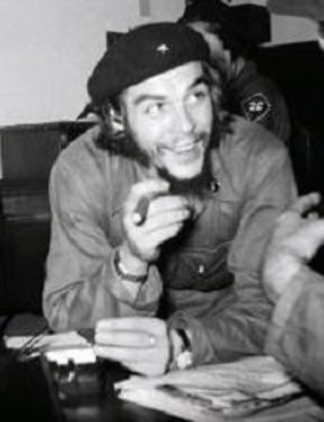 Kazuya メルペイpm Twitterissa Apple Watchを買ってから 機械式時計も好きなんで腕時計を両手に付けるスタイルなんですが 若い人からはkeisuke Hondaの名前が出て 自分的にはマラドーナだったんだけど もっと大物もいたらしい チェゲバラ Fitbitも欲しい