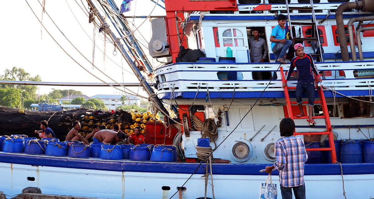 ITFglobalunion's tweet photo. The ITF and ITUC have today urged the seafood industry to voluntarily and explicitly recognise workers’ rights to freely associate and collectively bargain, and the right of independent trade unions to represent workers throughout the supply chain. #WeAreITF #SWSS19 #seafood #IUU https://t.co/ISdszoC4oM