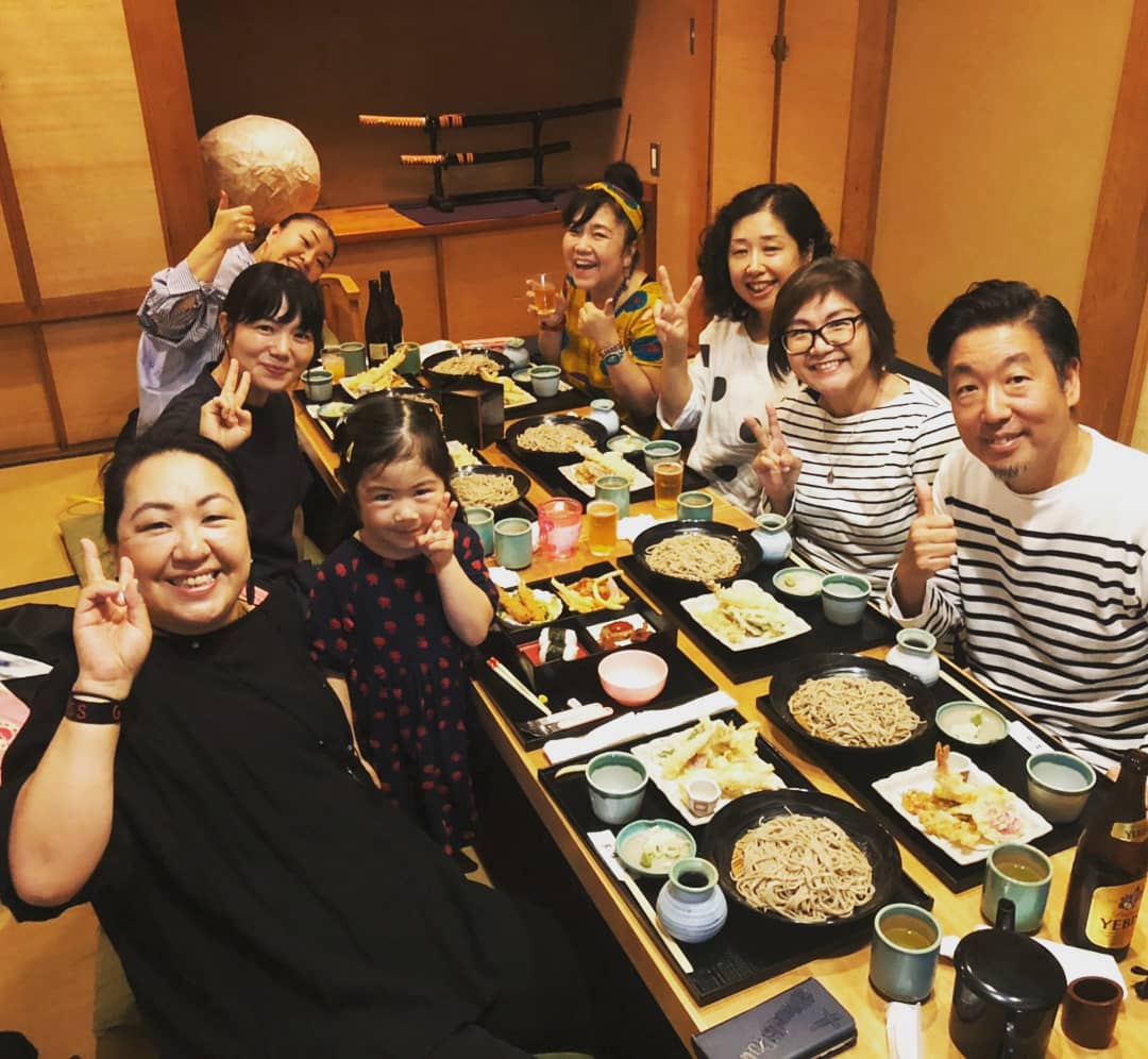 HALzzhang's tweet photo. 昨日はCocoPenライブの打ち上げ🍶😆🍺鎌倉編。熱い青春時代を過ごした20代からの友達たちとこんなにゆっくり過ごした事がなかったなぁ。雨の鎌倉でゆったりと時間が流れ、超ラブリーな4歳の女の子に胸のど真ん中ズキューンされ、深い所から、喜びが溢れてきた♥️ありがとう❤️大好きな友達 #cocopen https://t.co/y0OUStApLC
