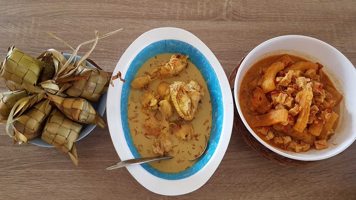 #8cekrek
Kupat duduh santen sedoyo lepat nyuwun pangapunten. 🙏😉😃😁😊🤲🤝