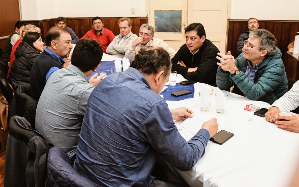 miguelisaok's tweet photo. REUNIÓN CON DIPUTADOS
Junto a los diputados del Bloque Justicialista analizamos la situación actual de la Provincia en cada uno de sus departamentos.
#política #gestión #tareaconjunta https://t.co/5k0NnbehUC