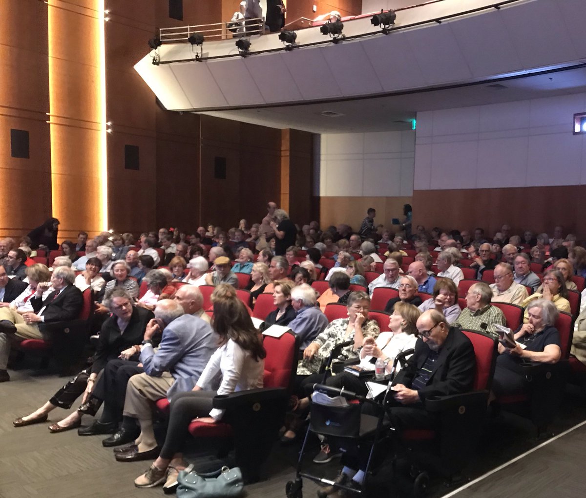 CALSRobertsLib's tweet photo. What a great night with #ButlerCenterBooks #ErnieDumas! Thanks @ClintonSchool @JLRIII @CALibrarySystem #ArkansasHistory #ARpoliticalanimals #arkansaspolitics #journalists #littlerockarkansas https://t.co/sgZTqo322D