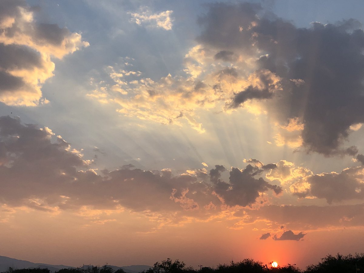 giova_vp's tweet photo. Espectacular atardecer desde San Luis Potosí #ClimaAlAire #AlAireConPaola https://t.co/lzFFBZpIki