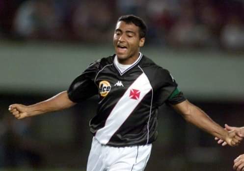 PoderosoCor's tweet image. Romário em 2000 (34 anos):

73 Jogos (71 pelo Vasco e 2 pela seleção)
72 Gols (65 pelo Vasco e 7 pela seleção)
4 Hat-tricks e 2 Poker
🎯 13 assistências
🏆 Campeonato Brasileiro 
🏆 Copa Mercosul 
🏆 Taça Guanabara
🏅Artilheiro do ano do futebol mundial 

O baixinho era absurdo.