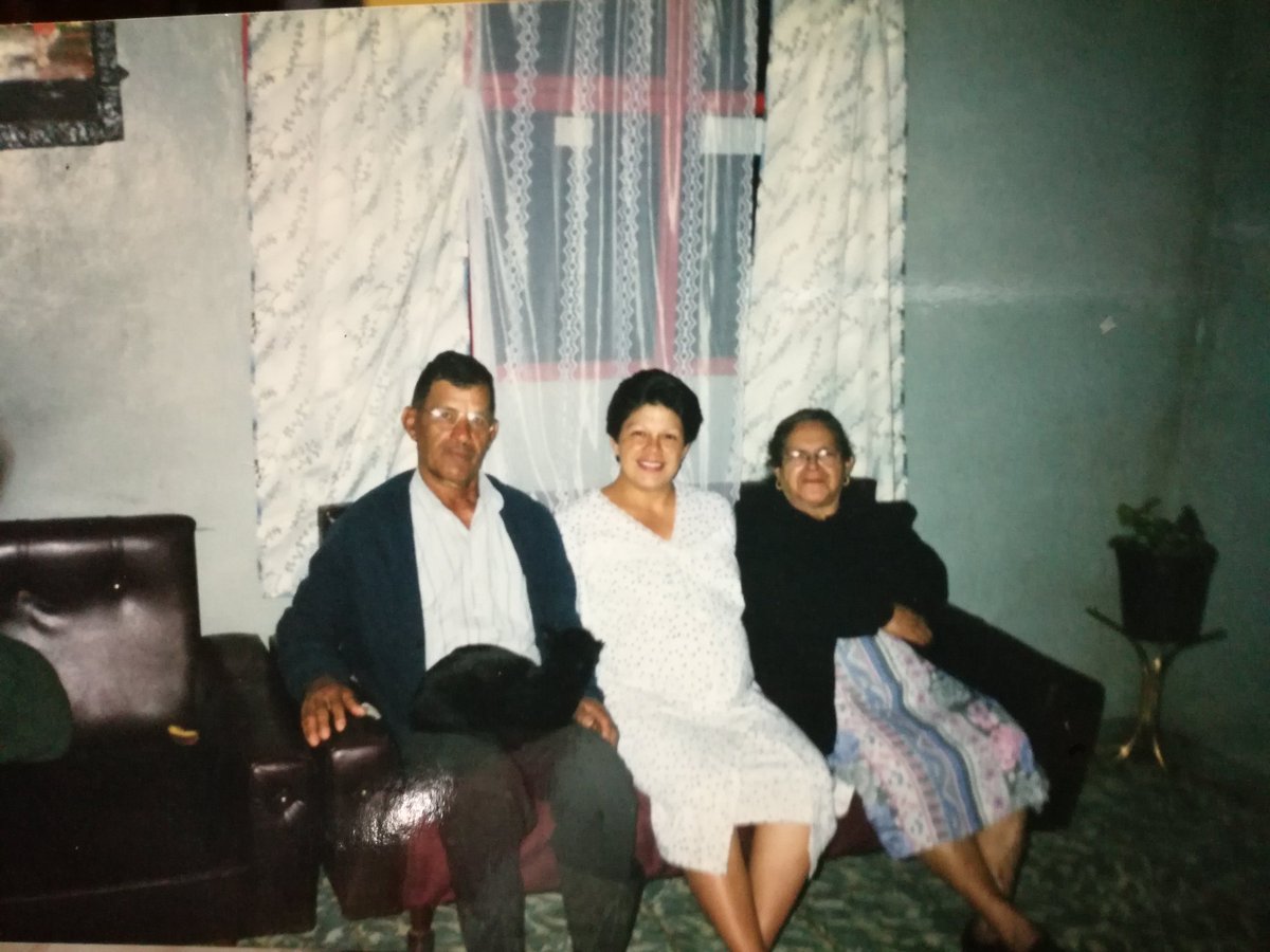 Carta a mi abuelo:
Papá, hoy me puse a rebuscar en las fotos que tenemos en la casa y encontré una donde estamos abuelita, vos y ma embarazada de mí, esa es nuestra única foto juntos antes de que partieras hace 14 años.
También encontré más fotos de pequeña y encontré una foto +