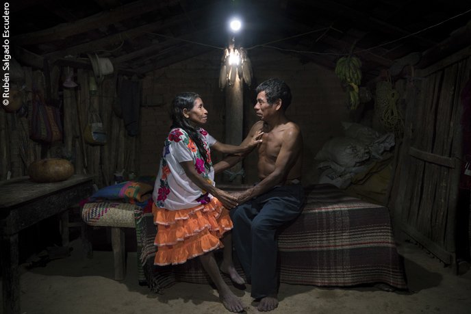 UNESCOMexico's tweet photo. ¿Cómo se vive sin luz? Con este trabajo, el fotógrafo @RubenSalgadoo nos muestra cómo es la vida sin electricidad en algunos lugares de India, México, Myanmar y Uganda. Este mes en #ElCorreo de la @UNESCO https://t.co/0O4XKAUbz7 https://t.co/6hKKvLNWxV