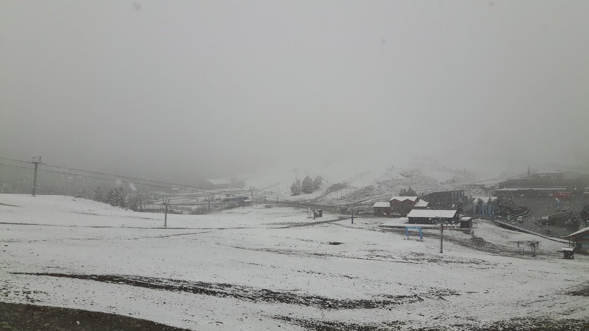nwpowderdays's tweet image. #PowderAlert
Estem buscant l'endoll per posar en marxa els remuntadors... Ens ajudeu? 🤘😂⛷🏂

📍Grau Roig
