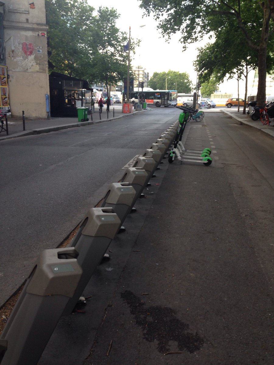 Le service ⁦<a href="/Velib/">Vélib' </a>⁩ étant de nouveau HS comme ici à Bastille, on pourrait effectivement garer les patinettes aux stations, moyennant finances et dédommager les clients sérieusement las des dysfonctionnements de ⁦#Velib⁩. Qu'en pensez-vous ⁦<a href="/Anne_Hidalgo/">Anne Hidalgo</a>⁩ ?