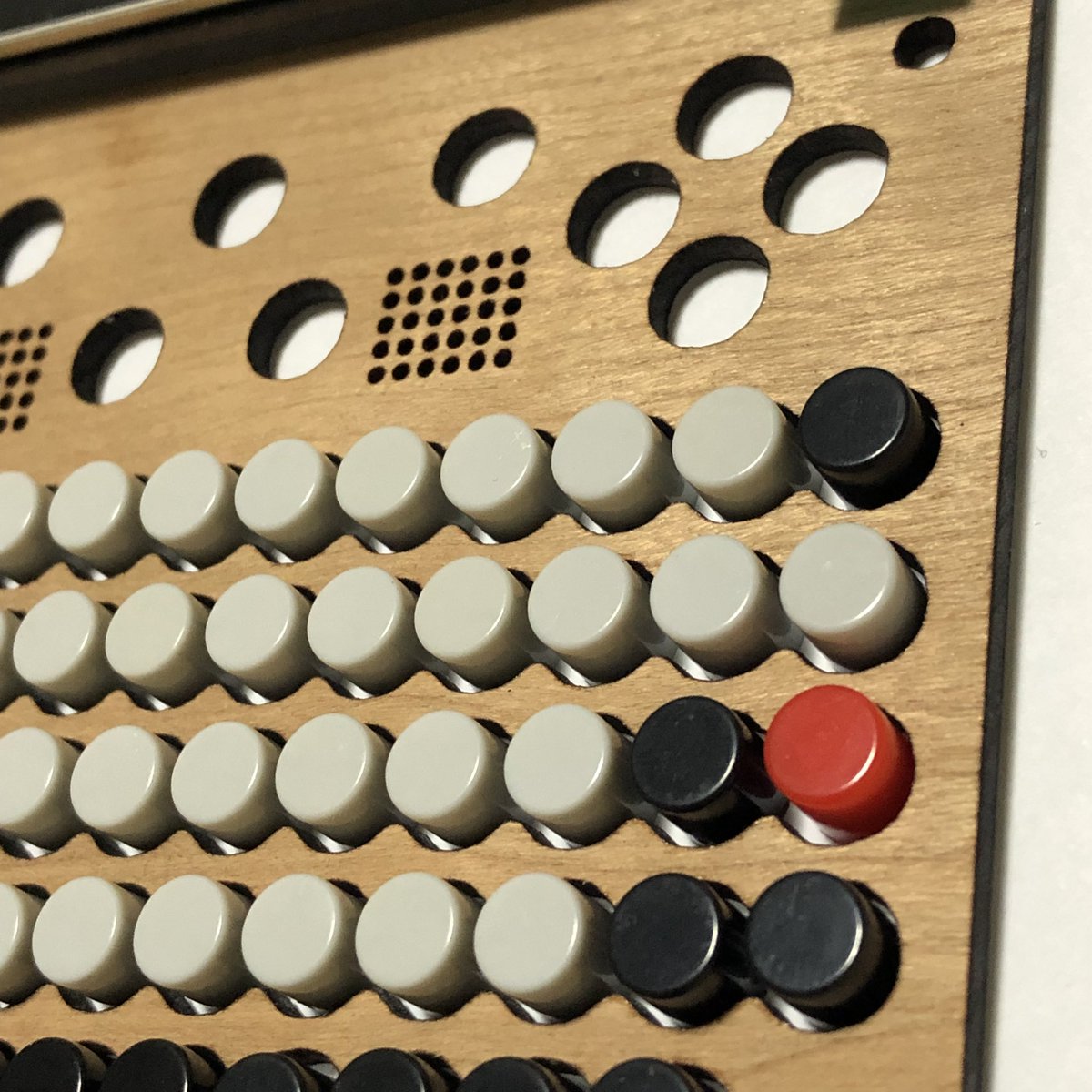 Kamakiriad02's tweet image. #HyperKeyboardPi
こんな感じで進めようかと…
前に言ってたApple1オマージュ的な…

ただケーシングが進まなくて(´･ω･`)相変わらずのダメ人間モードです。