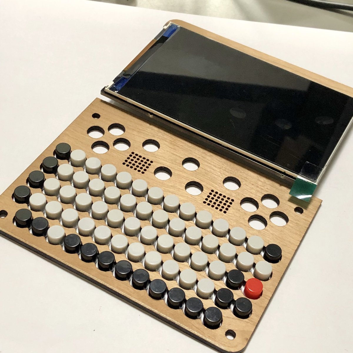 Kamakiriad02's tweet image. #HyperKeyboardPi
こんな感じで進めようかと…
前に言ってたApple1オマージュ的な…

ただケーシングが進まなくて(´･ω･`)相変わらずのダメ人間モードです。