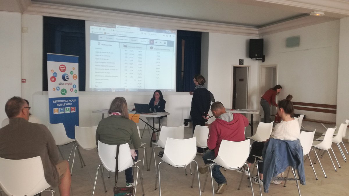MandegouEva's tweet photo. #AvecPoleEmploi #100communespourlemploi Mairie d'Audenge, atelier pour les demandeurs d'emploi de la commune animé par une conseillère emploi d '#Andernos https://t.co/ugTPClwSEj