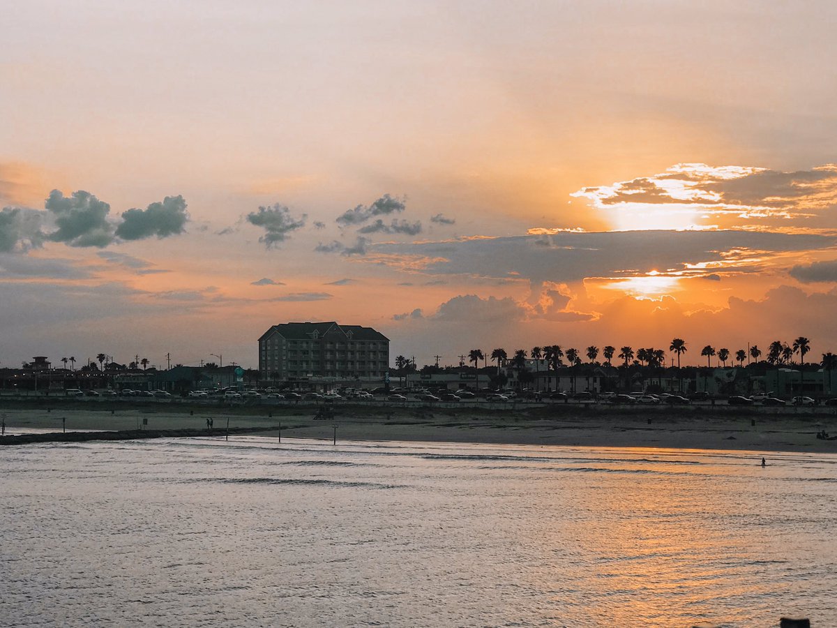 No words ☀️❤️🌙💕 #sunset #texassunset #galvestonbeach #galvestontx #thelittlemoments #grateful #momlife #summer #summer2019 #familyvacation #godsmasterpiece #godisgood #blessed #makingmemories #lifeisgood #family #boymom #documentlife #documentourdays #loveis #momblog