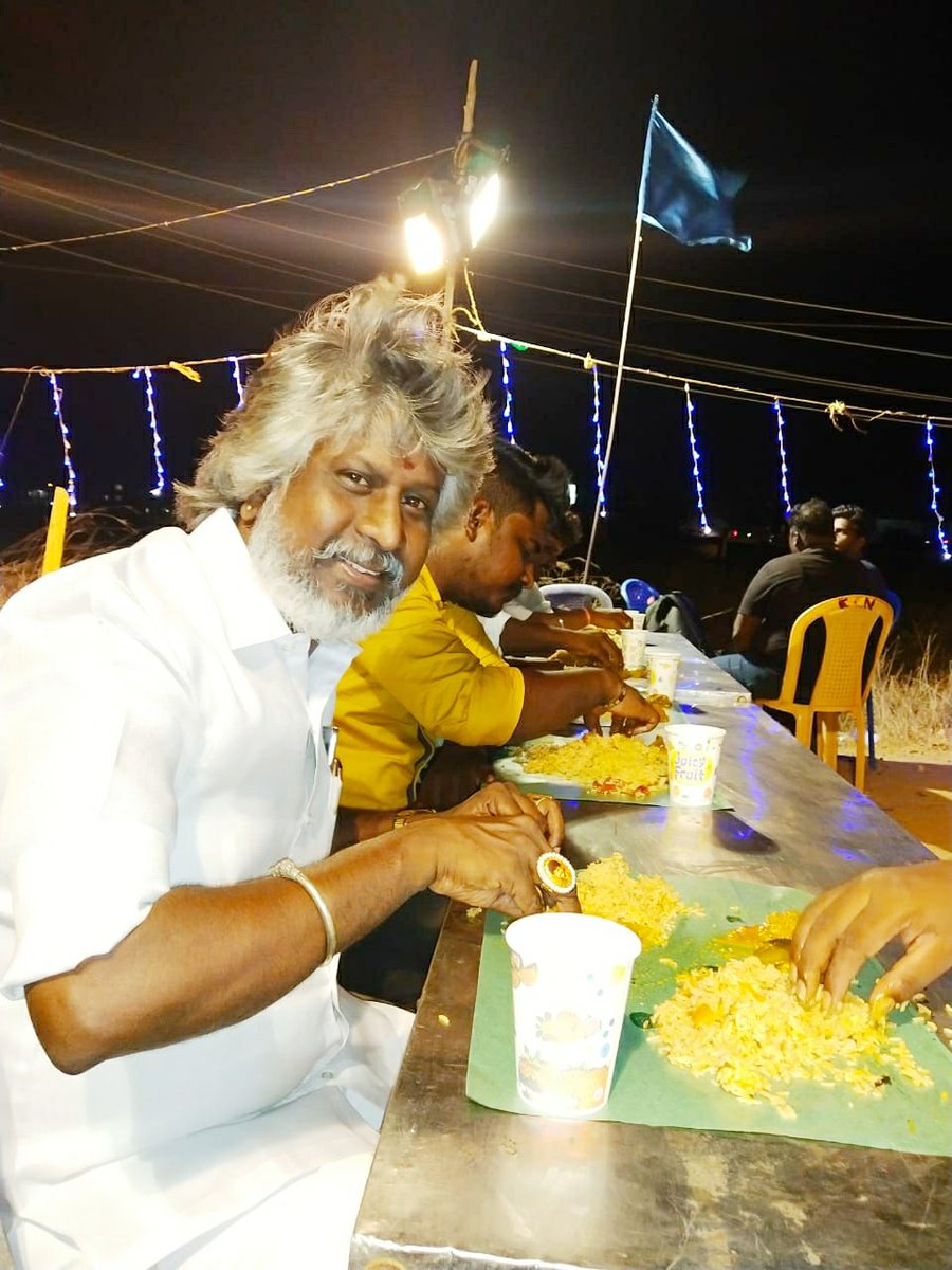 Naveen_Skfc's tweet photo. தலைக்கனம் இல்லாத தலைவன் 
அண்ணன் @mohandasspugal 
புன்னகை அழகர் 😍😍💜

@Siva_Kartikeyan 
@AllIndiaSKFC 
@AnandSkfc @SenthilKumarSKF 
@vimalraj9524 @navneth 

அண்ணனின் மோதிரத்தில் சிவகார்த்திகேயன் அண்ணனின் புகைப்படம் 🤩🤩😍😘 https://t.co/jRPKD3NN37
