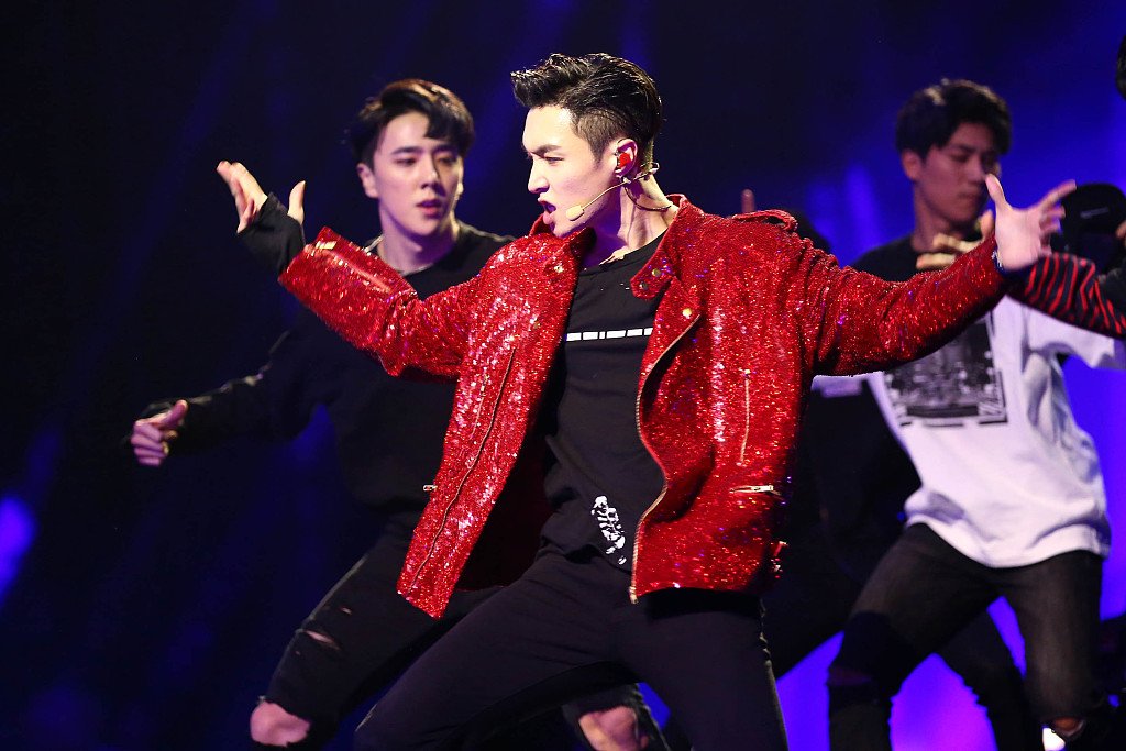 globaltimesnews's tweet photo. New album! Chinese singer and #EXO member #ZhangYixing’s new album HONEY has achieved diamond status, selling more than 10 million copies within one minute of its debut and 15 million copies within the first three minutes! @layzhang @weareoneEXO (Photo:VCG) https://t.co/xByTEcngeE