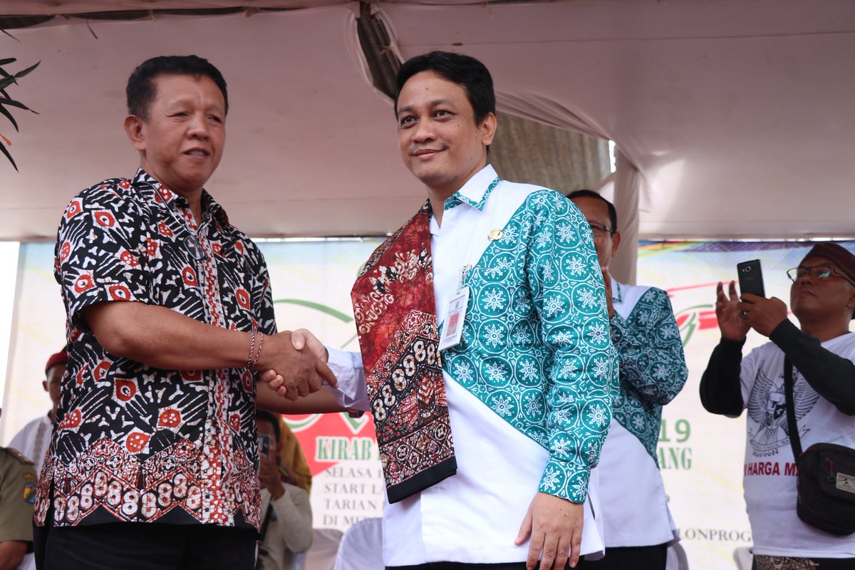 Penyerahan Kenang-kenangan dari Ketua Panitia  dan Disporapar Kabupaten Kulonprogo