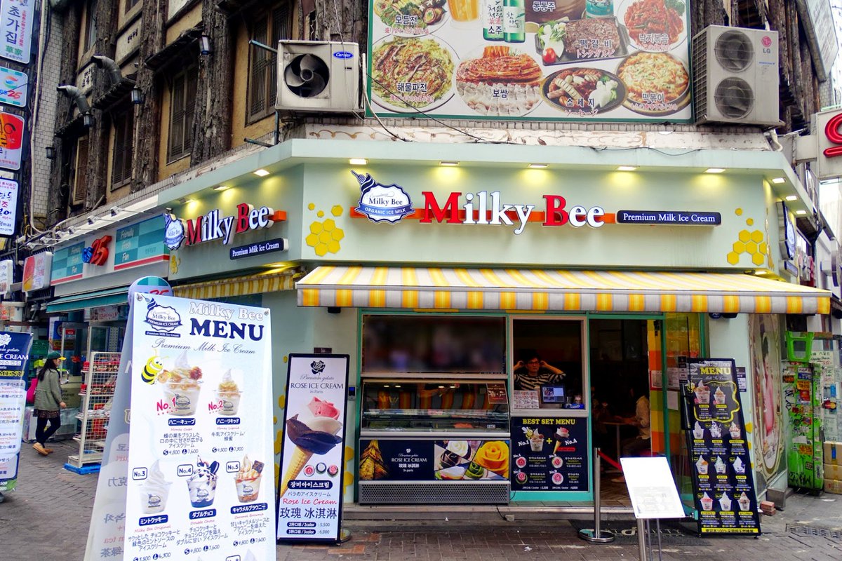 KTOJakarta's tweet photo. Chingudeul, kalo kamu ke Myeongdong, siap-siap buat nikmatin Rose Ice Cream di Milky Bee dengan tampilan bunga mawar yang cantik, bunga mawar ini memiliki 4 pilihan rasa, seperti cokelat, stroberi, yoghurt, dan green tea. Nyam!
 
#roseicecreamkorea https://t.co/dVFBqJVNS0